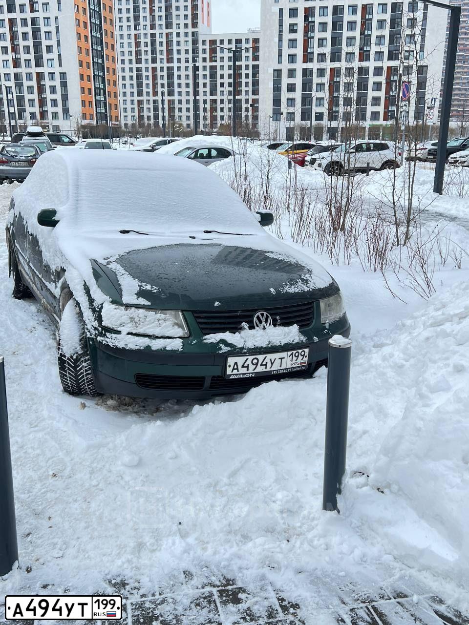 Фото автомобиля VOLKSWAGEN PASSAT, 2000 — госномер А494УТ199. Цвет: ЗЕЛЕНЫЙ
