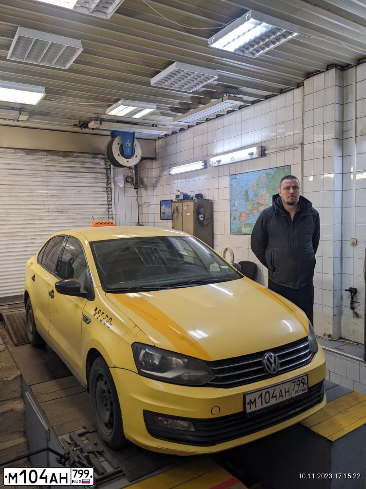 Фото автомобиля VOLKSWAGEN POLO, 2017 — госномер М104АН799. Цвет: ЖЕЛТЫЙ
