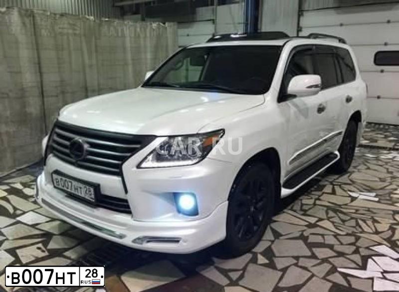 Фото автомобиля LEXUS LX, 2012 — госномер В007НТ28. Цвет: ПЕРЛАМУТРОВО-БЕЛЫЙ
