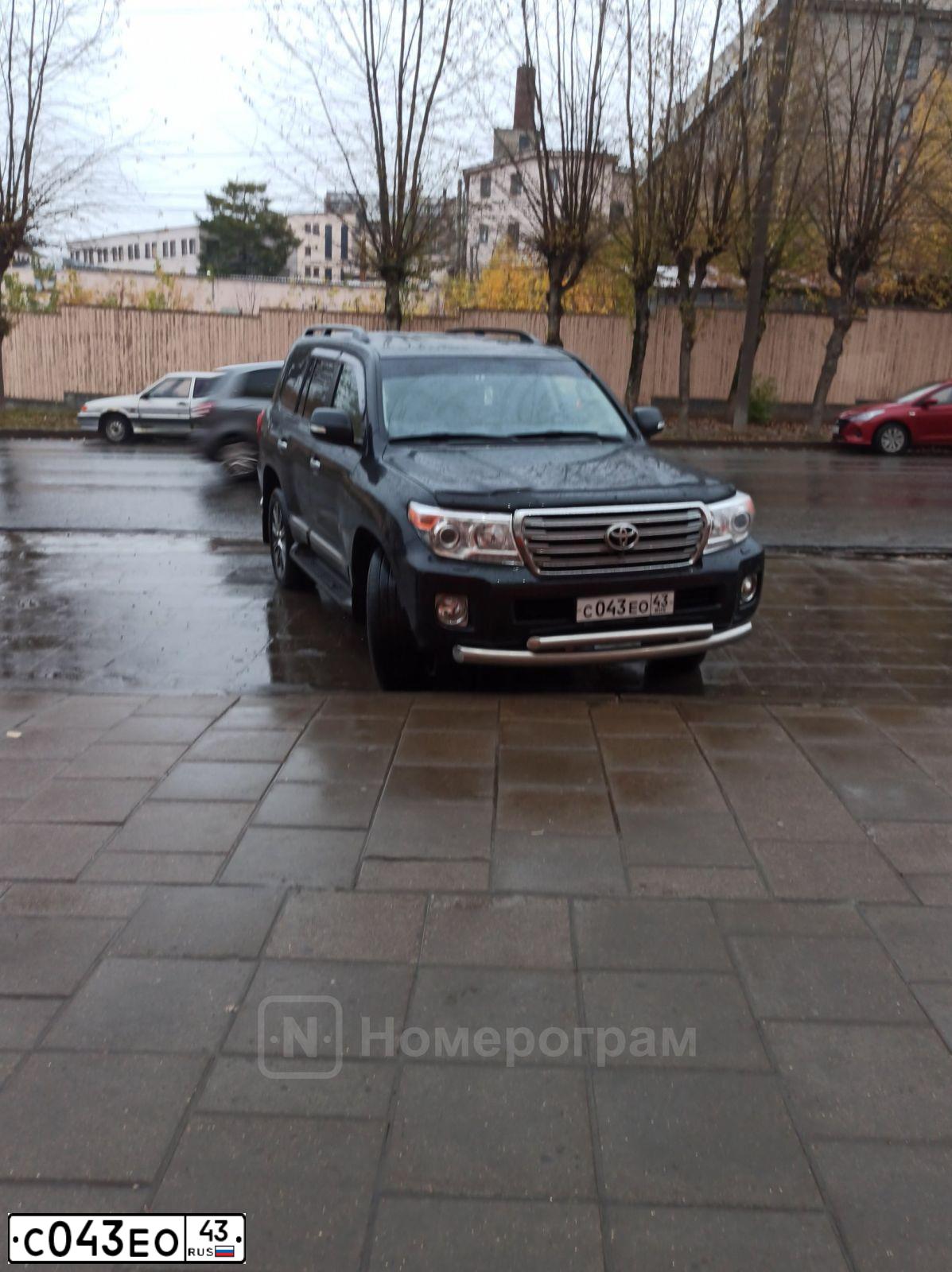 Фото автомобиля TOYOTA LANDCRUISER 200, 2014 — госномер С043ЕО43. Цвет: ЧЕРНЫЙ