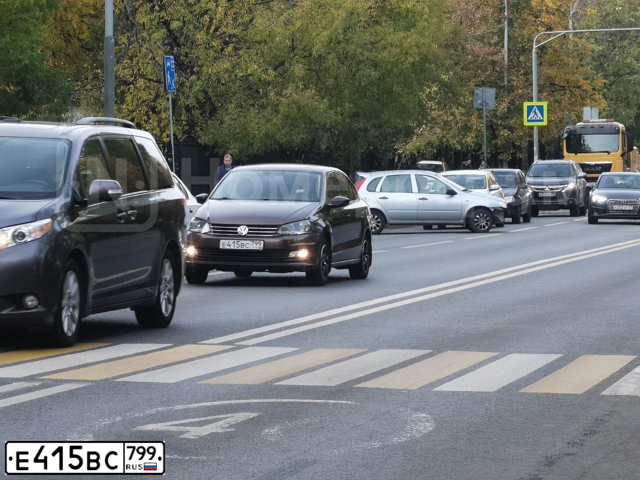 Фото автомобиля VOLKSWAGEN POLO, 2017 — госномер Е415ВС799. Цвет: Коричневый