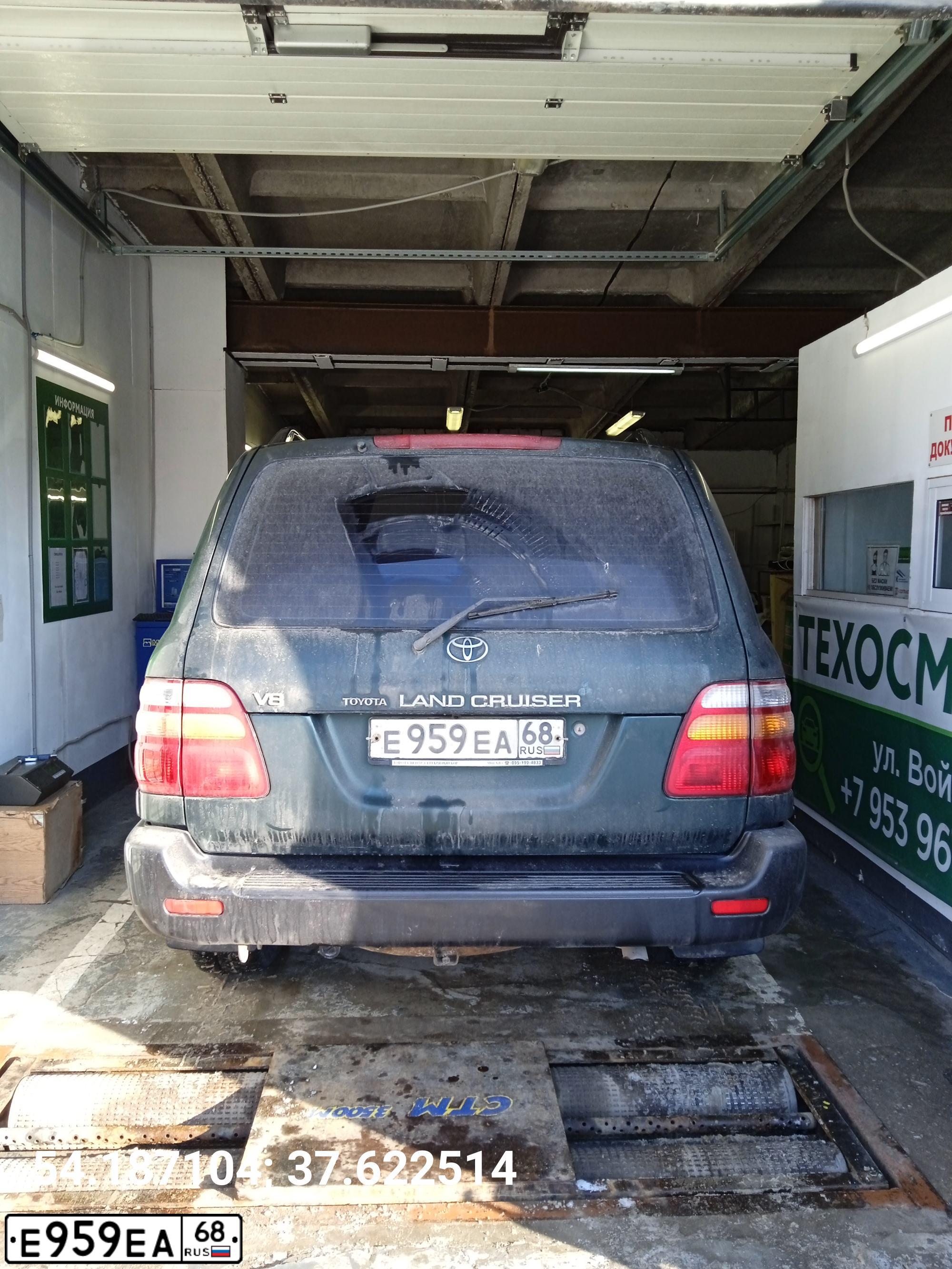 Фото автомобиля TOYOTA LAND CRUISER 100, 2000 — госномер Е838ЕВ180. Цвет: ЗЕЛЕНЫЙ
