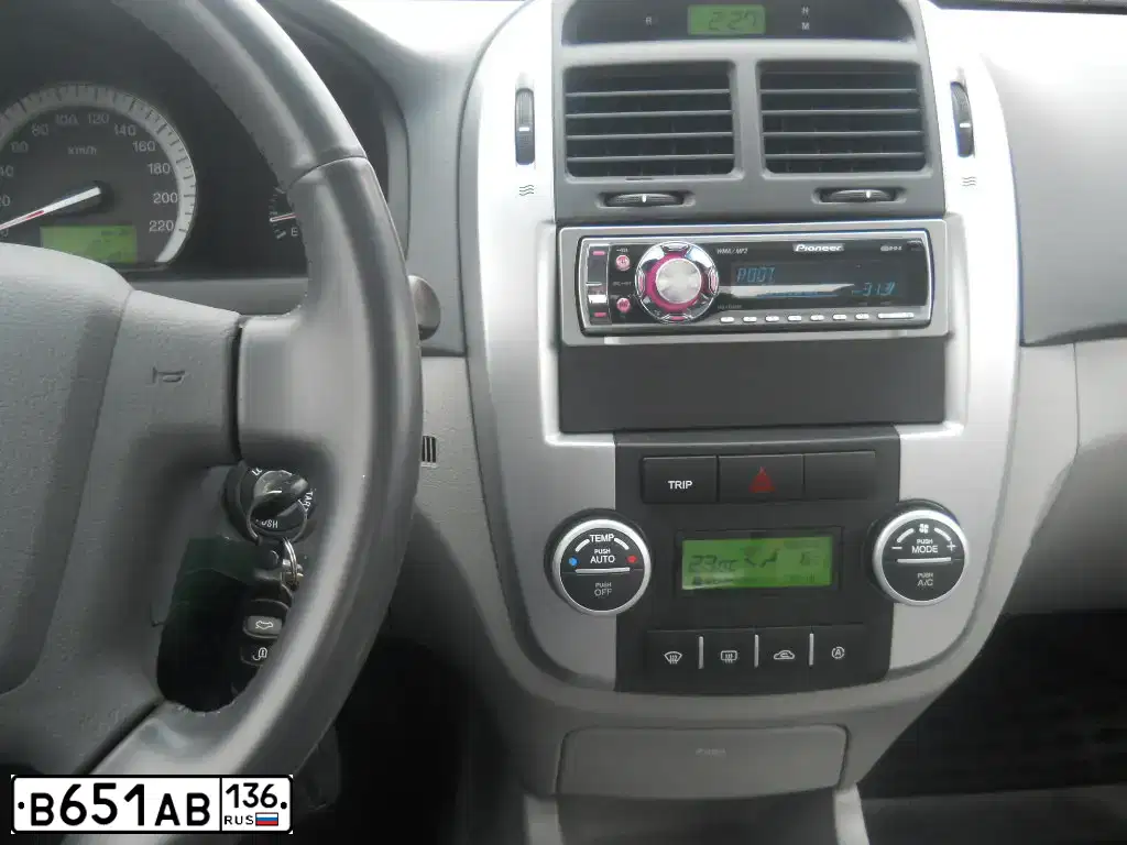 Фото автомобиля KIA CERATO, 2007 — госномер С824ХХ174. Цвет: серебристый