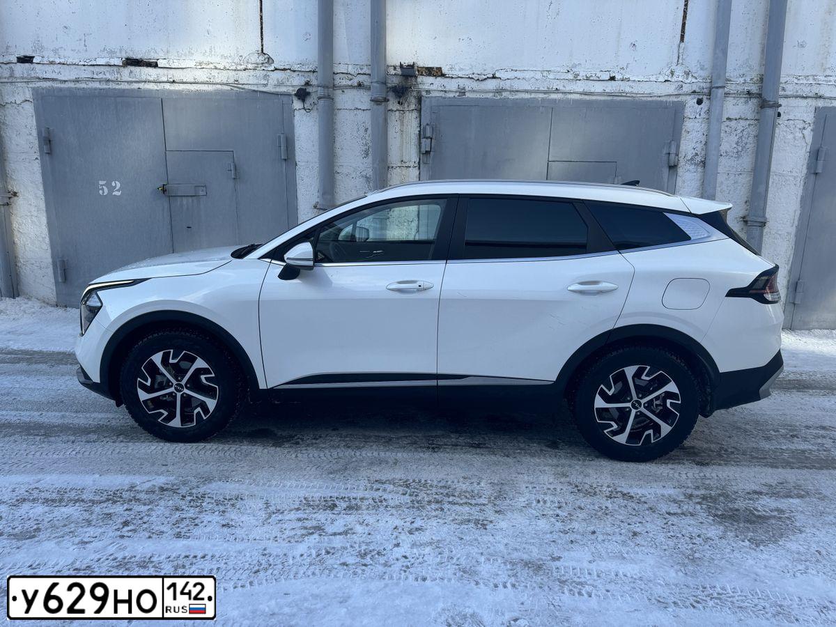 Фото автомобиля KIA SPORTAGE, 2022 — госномер У629НО142. Цвет: Снежно-Белый перламутр