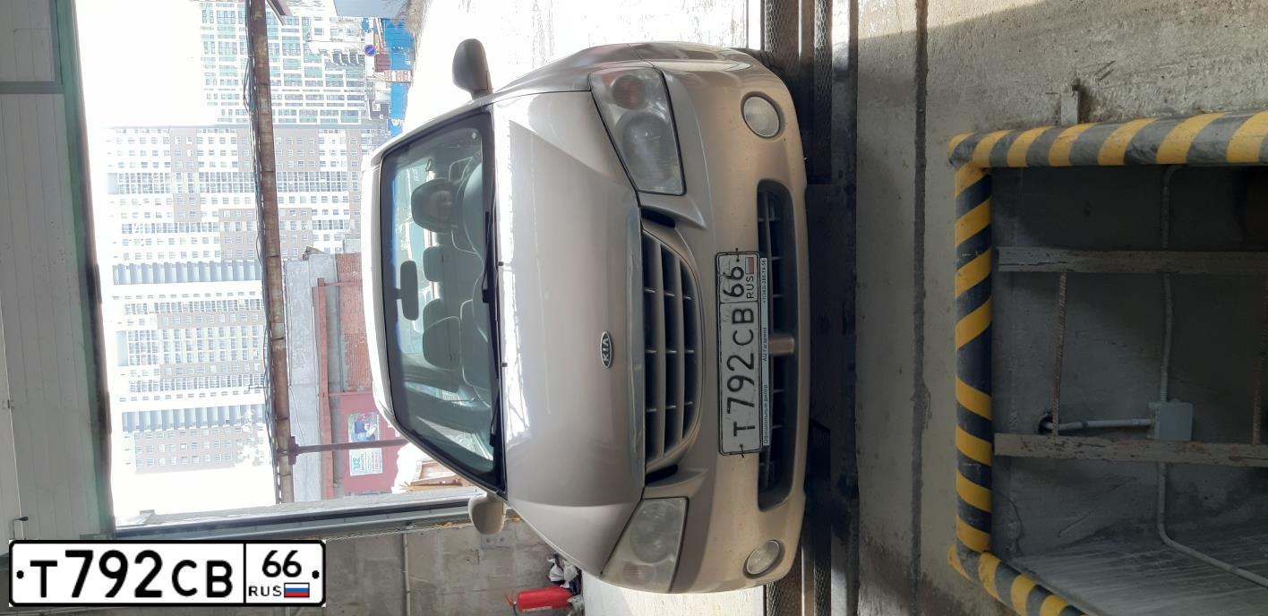 Фото автомобиля KIA CERATO, 2005 — госномер Р351РМ196. Цвет: СВЕТЛО-БЕЖЕВЫЙ