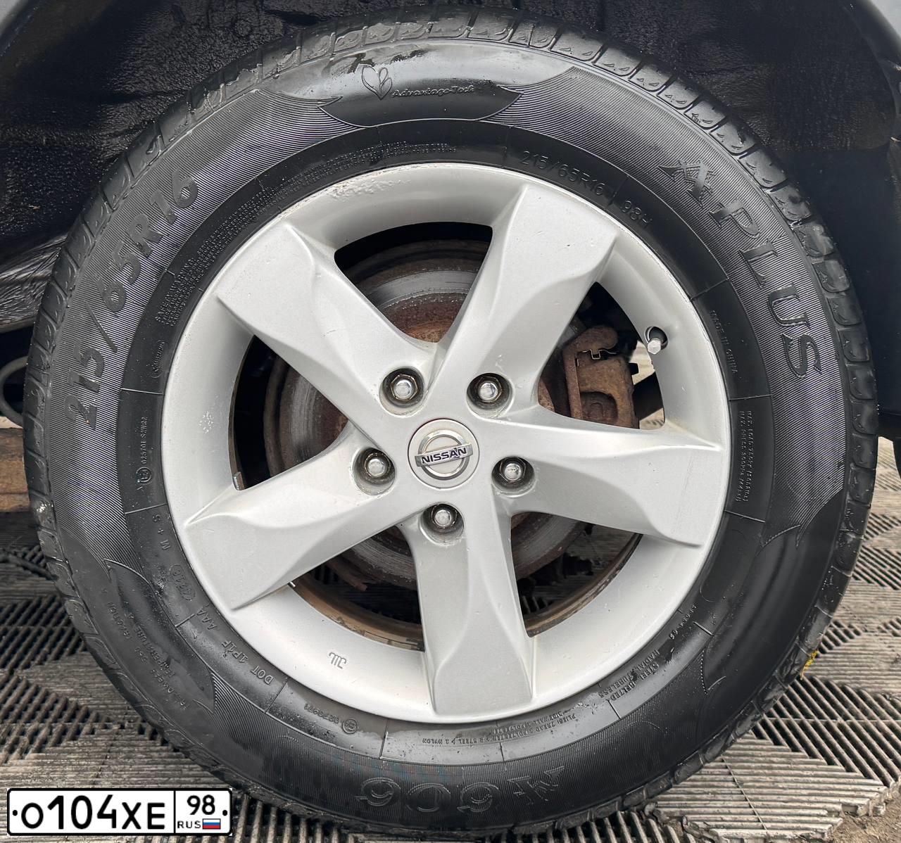 Фото автомобиля NISSAN QASHQAI, 2010 — госномер О104ХЕ98. Цвет: ФИОЛЕТОВЫЙ