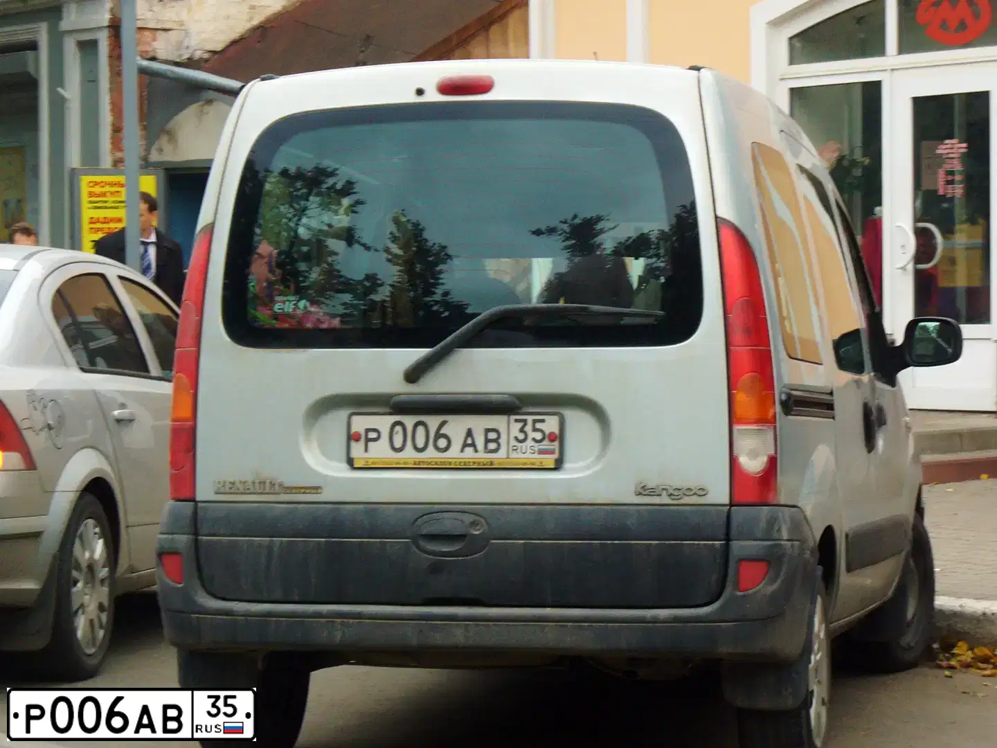 Фото автомобиля RENAULT KANGOO, 2007 — госномер Р006АВ35. Цвет: СВЕТЛО-СЕРЫЙ