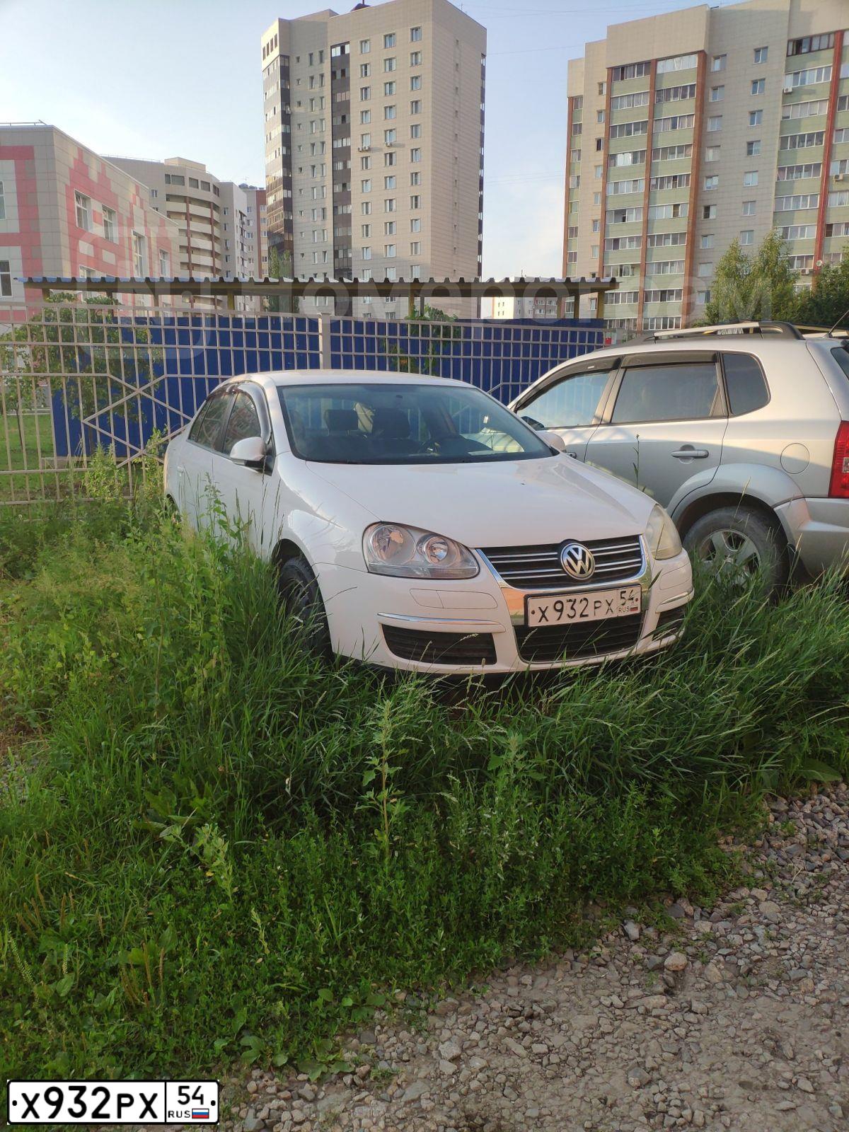 Фото автомобиля VOLKSWAGEN JETTA, 2010 — госномер Х932РХ54. Цвет: БЕЛЫЙ