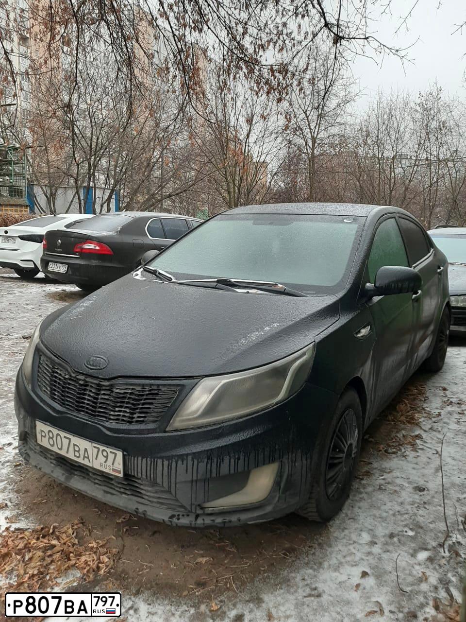 Фото автомобиля KIA RIO, 2013 — госномер Р807ВА797. Цвет: ЧЕРНО-СЕРЫЙ