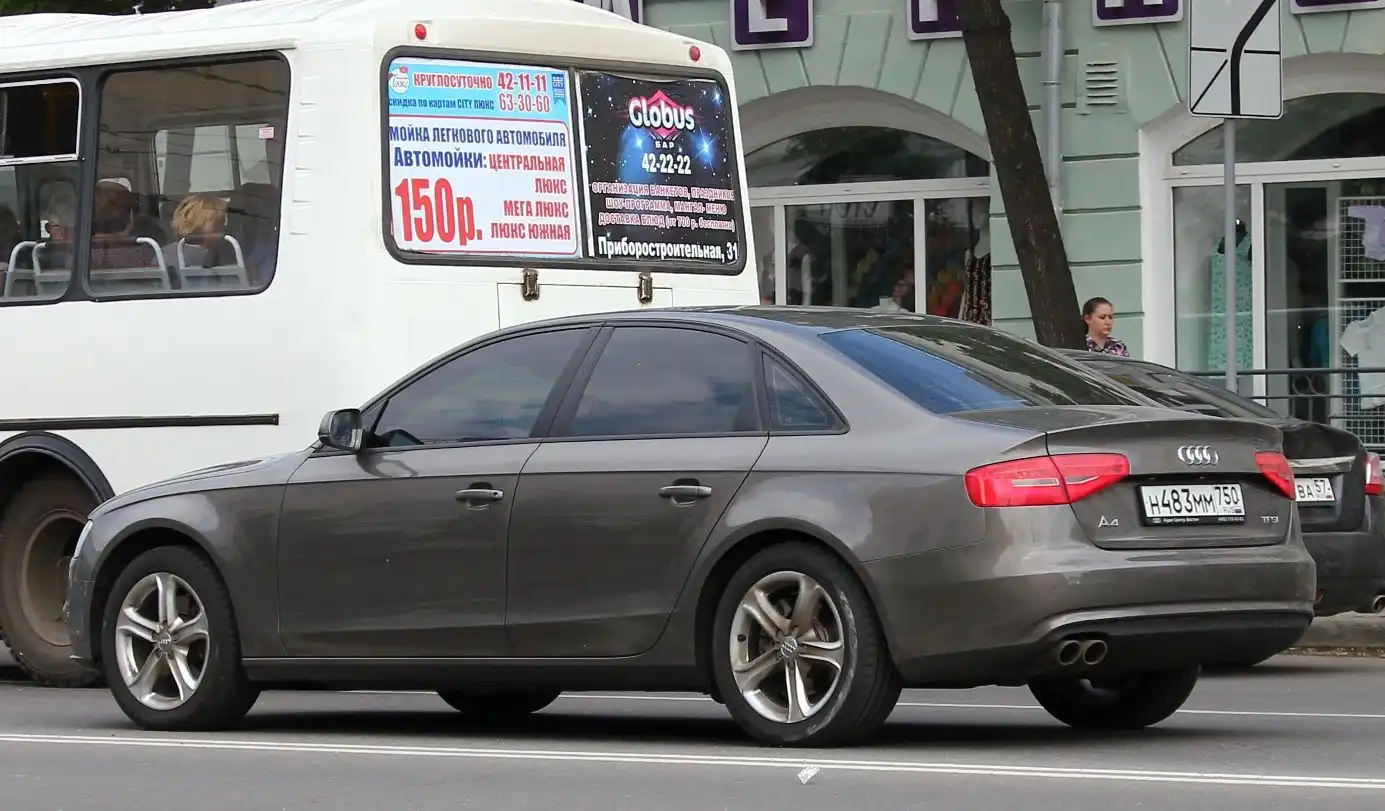 Фото автомобиля AUDI A4, 2015 — госномер Е130ММ11. Цвет: СЕРО-КОРИЧНЕВЫЙ