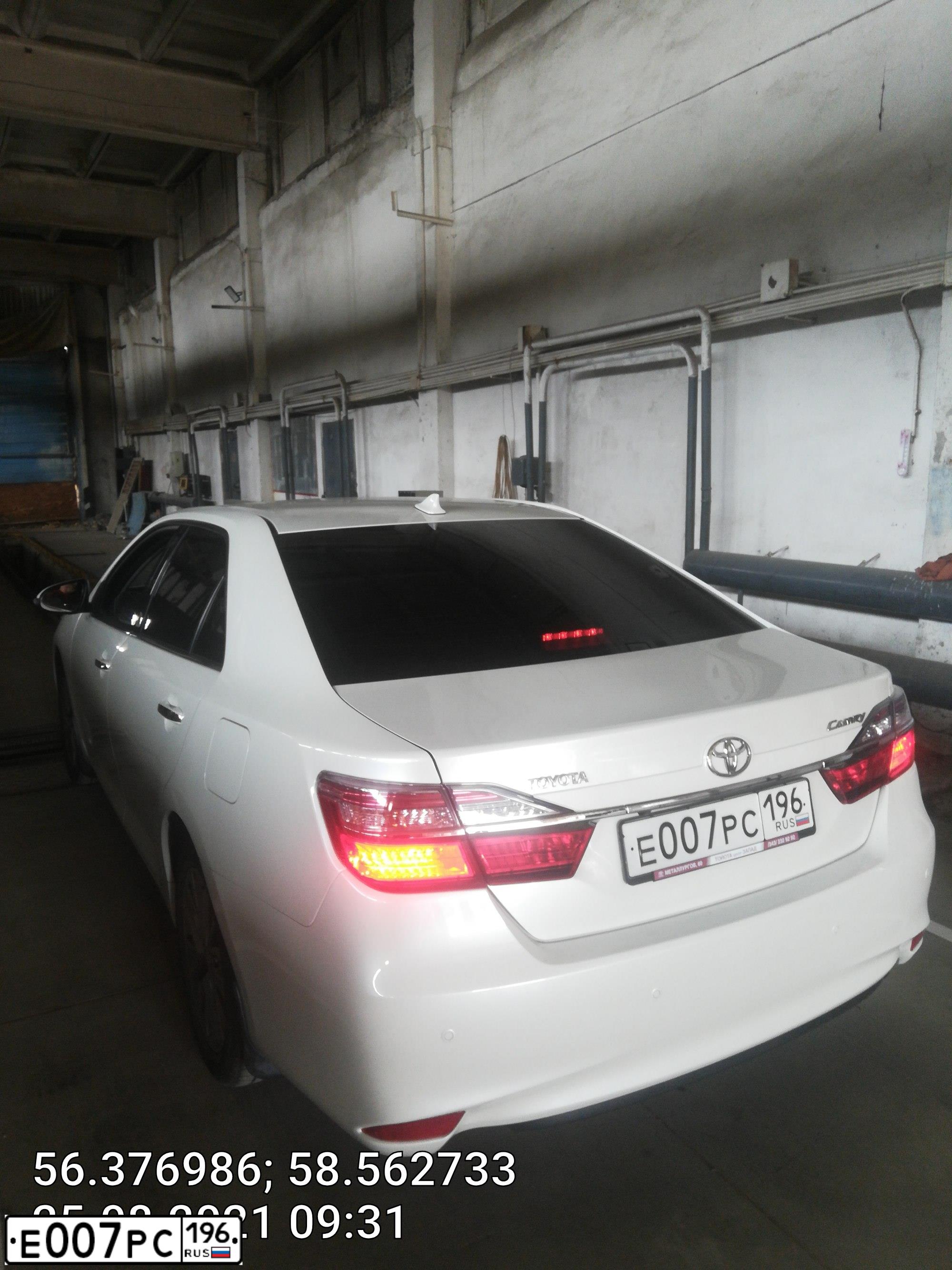 Фото автомобиля TOYOTA CAMRY, 2017 — госномер Е007РС196. Цвет: Белый