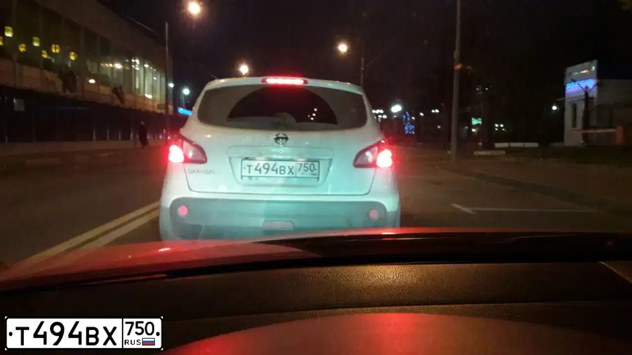 Фото автомобиля NISSAN QASHQAI, 2013 — госномер Х002ОУ72. Цвет: БЕЛЫЙ