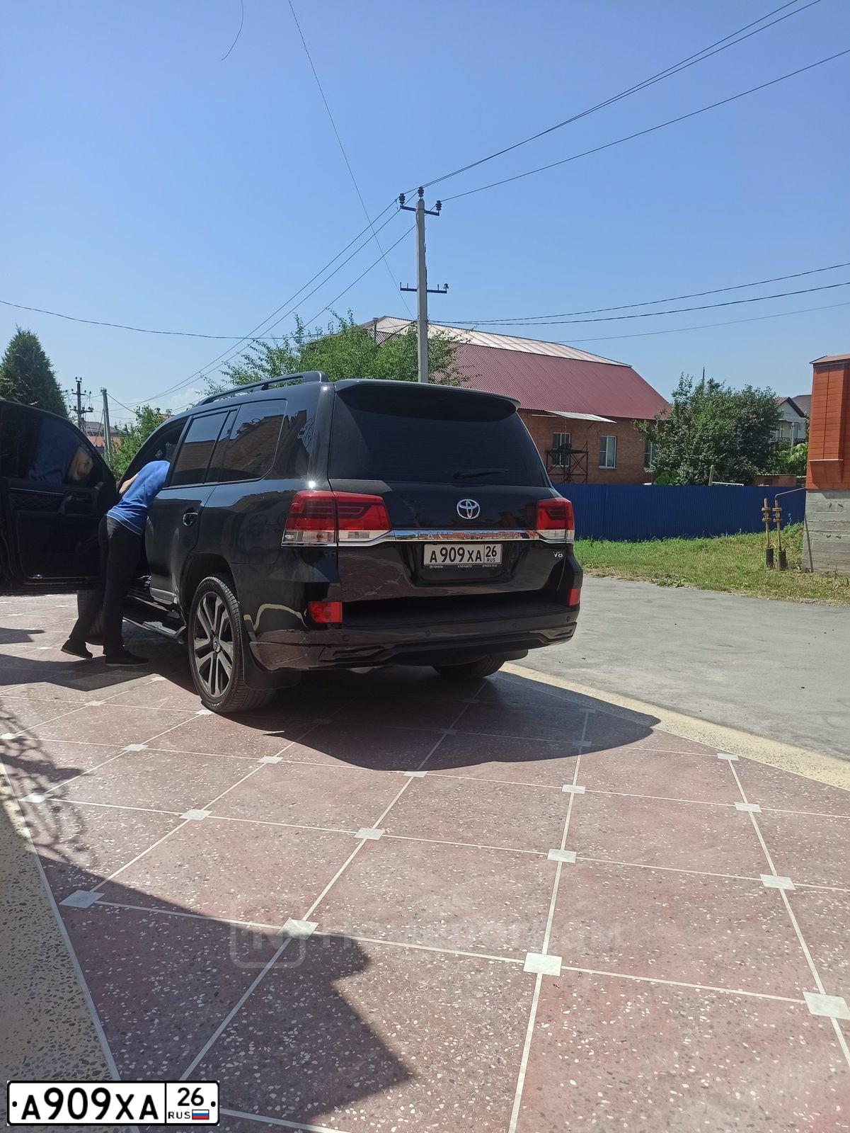 Фото автомобиля TOYOTA LANDCRUISER 200, 2008 — госномер А909ХА26. Цвет: ЧЕРНЫЙ