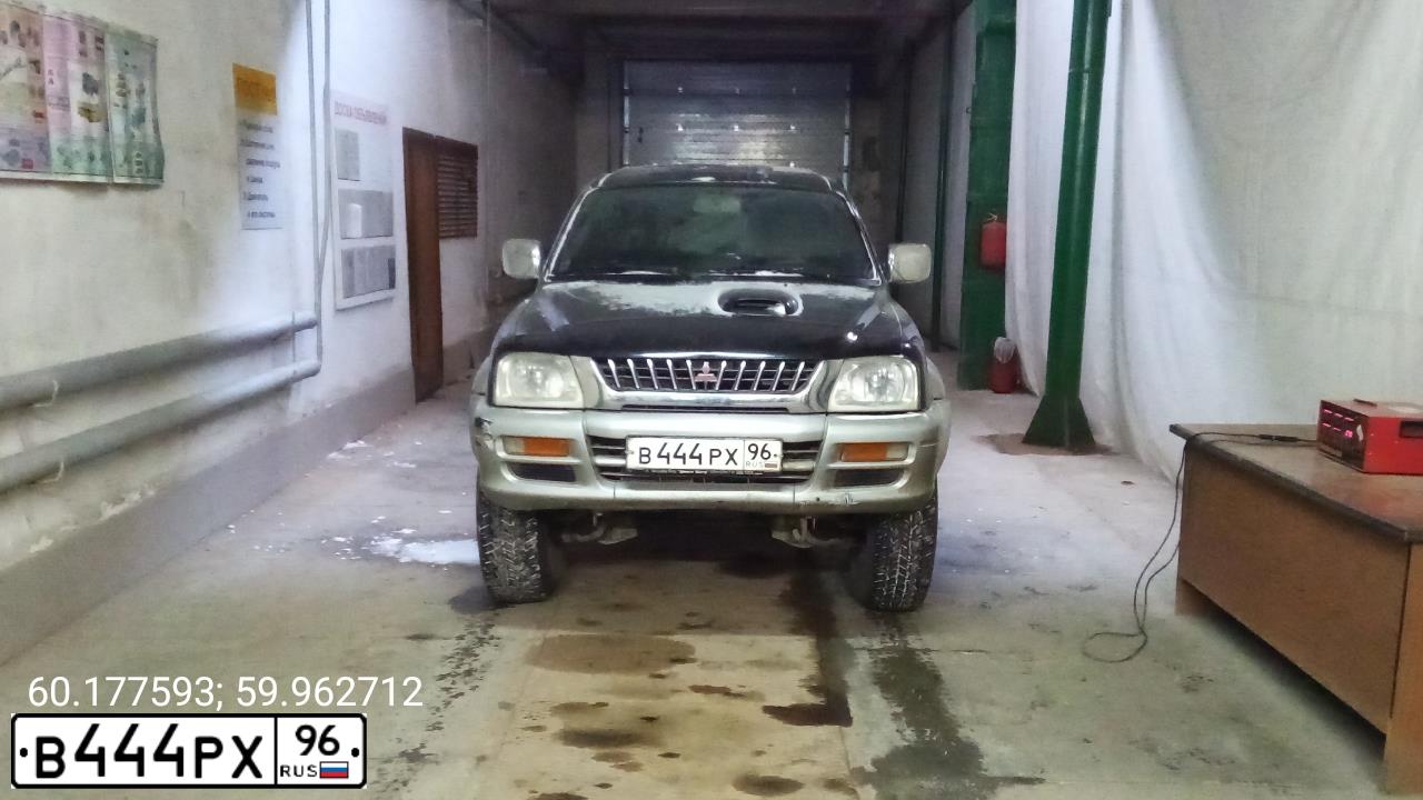 Фото автомобиля MITSUBISHI L 200, 2000 — госномер В444РХ96. Цвет: ЧЕРНЫЙ