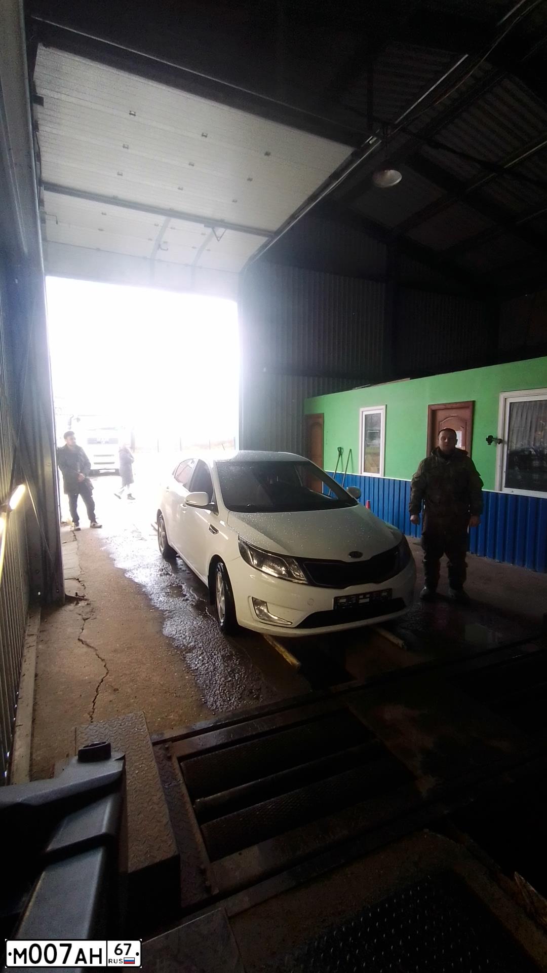 Фото автомобиля KIA RIO, 2012 — госномер М007АН67. Цвет: Белый