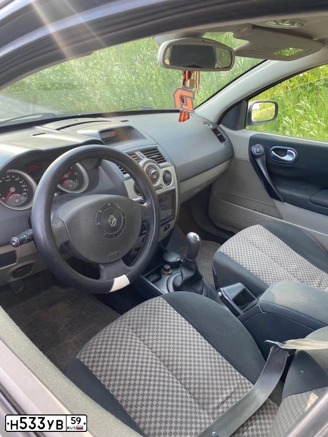 Фото автомобиля RENAULT MEGANE, 2004 — госномер Н533УВ59. Цвет: СЕРО-БЕЖЕВЫЙ МЕТАЛЛИК