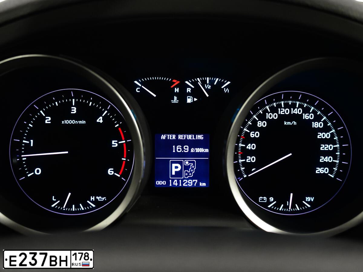 Фото автомобиля TOYOTA LANDCRUISER 200, 2010 — госномер Х008КА178. Цвет: СЕРЫЙ