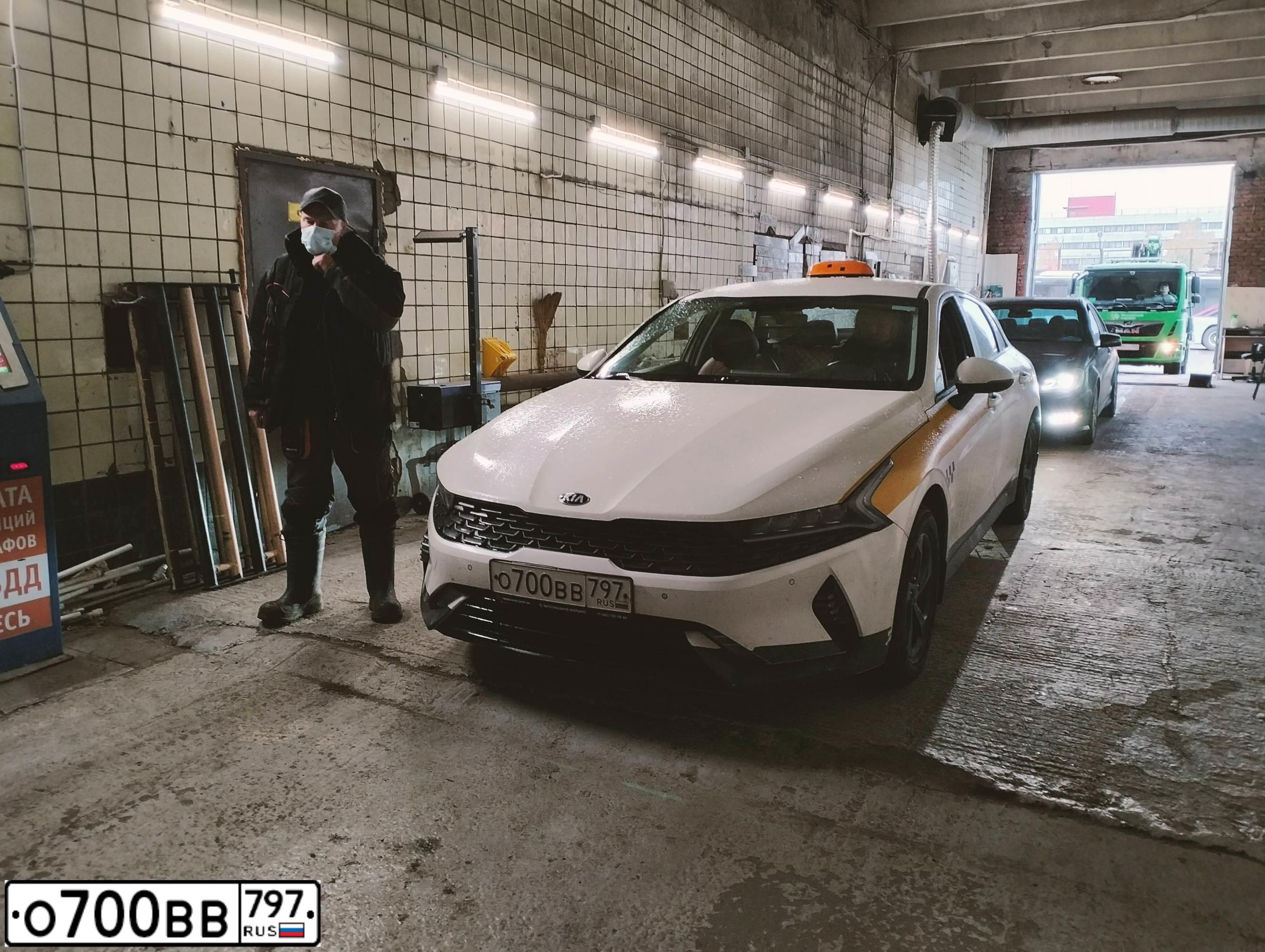 Фото автомобиля KIA K5, 2020 — госномер О700ВВ797. Цвет: БЕЛЫЙ-ЖЕЛТЫЙ-СЕРЫЙ