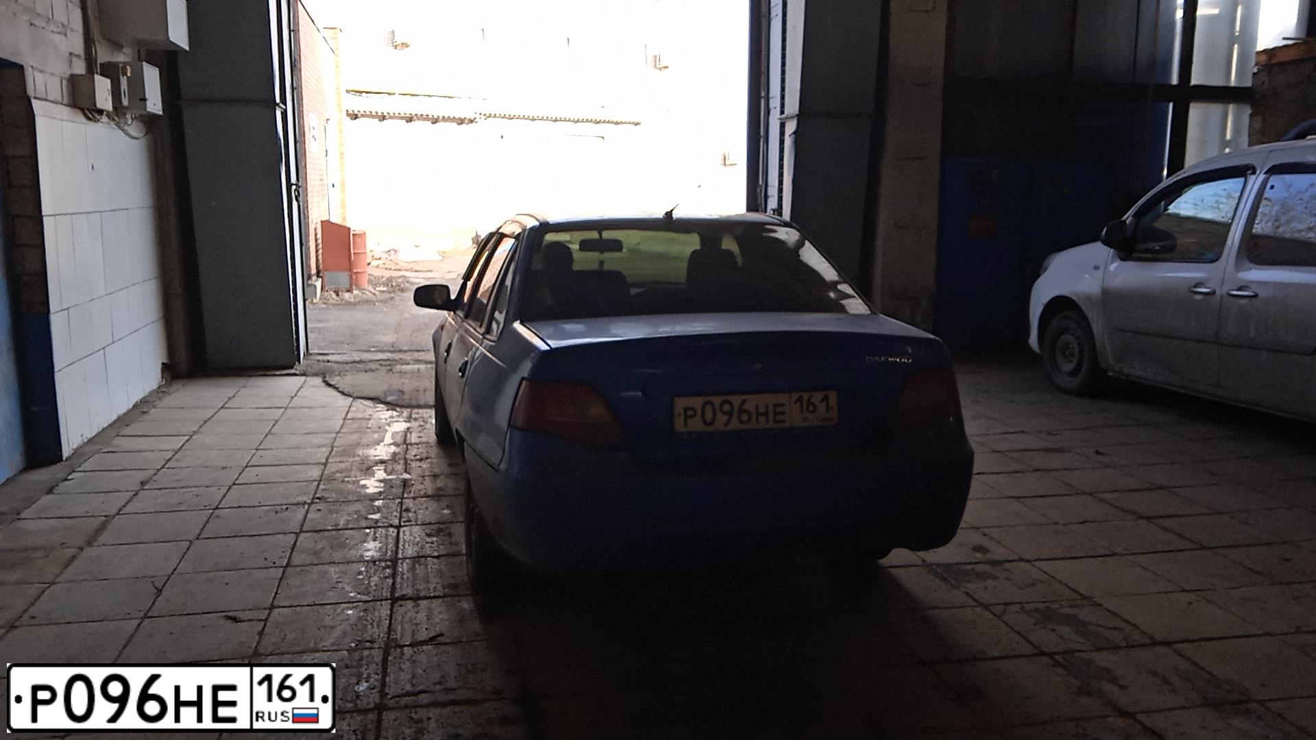 Фото автомобиля DAEWOO NEXIA, 2011 — госномер Р096НЕ161. Цвет: СИНЕ-ГЛАЗУРИСТЫЙ