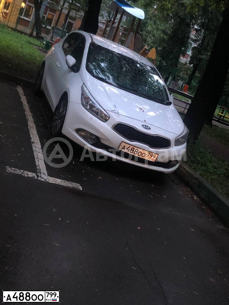 Фото автомобиля KIA CEE'D, 2013 — госномер А488ОО799. Цвет: Белый