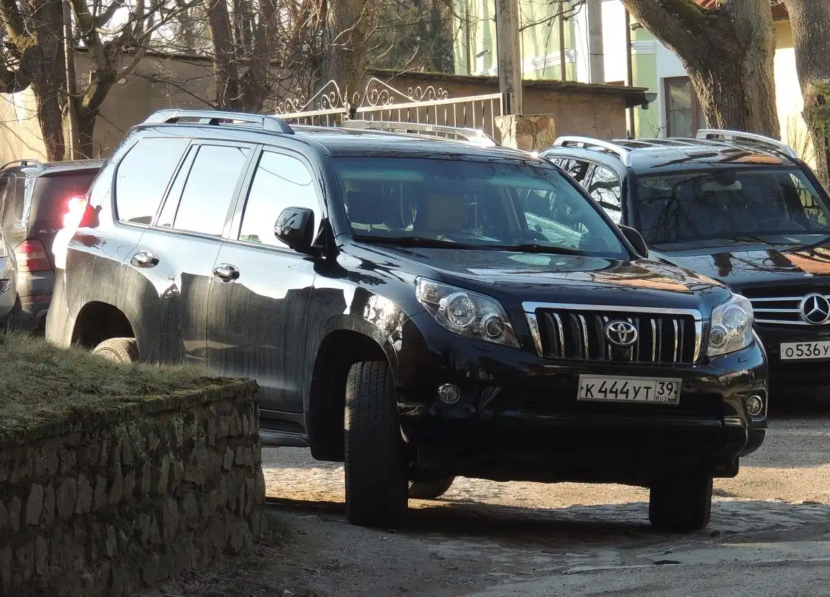 Фото автомобиля KIA RIO, 2010 — госномер Е003НВ196. Цвет: БЕЖЕВЫЙ