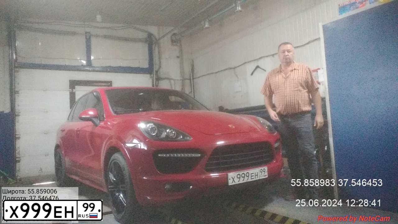 Фото автомобиля PORSCHE CAYENNE, 2013 — госномер Т802ВВ550. Цвет: Красный