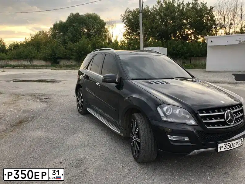 Фото автомобиля MERCEDES M-KLASSE, 2010 — госномер Р350ЕР31. Цвет: ЧЕРНЫЙ