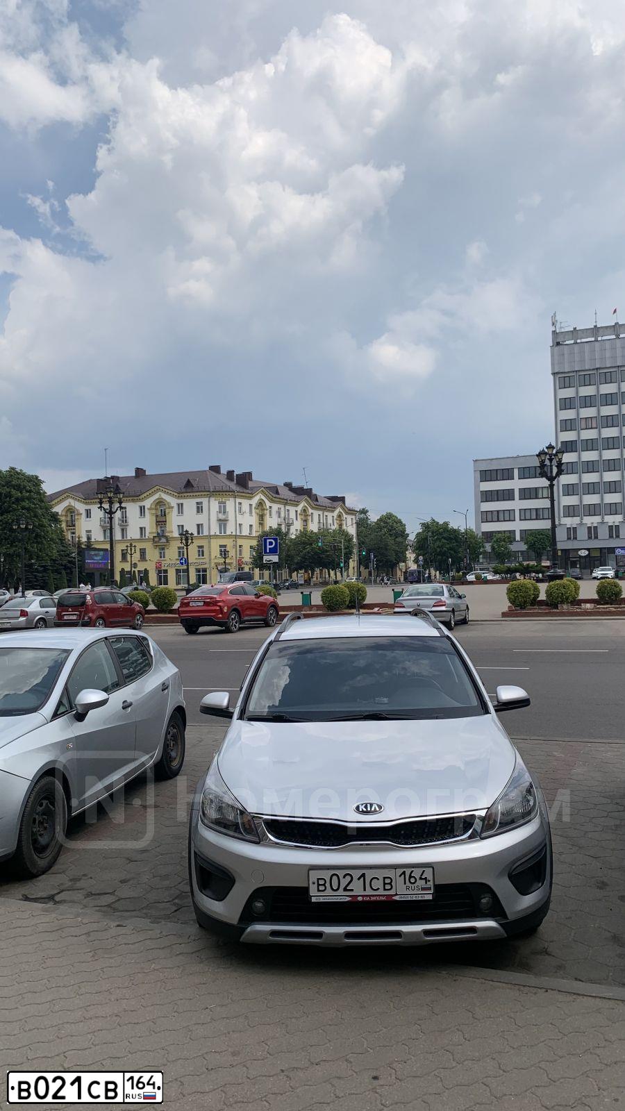 Фото автомобиля KIA RIO, 2020 — госномер В021СВ164. Цвет: СЕРЫЙ