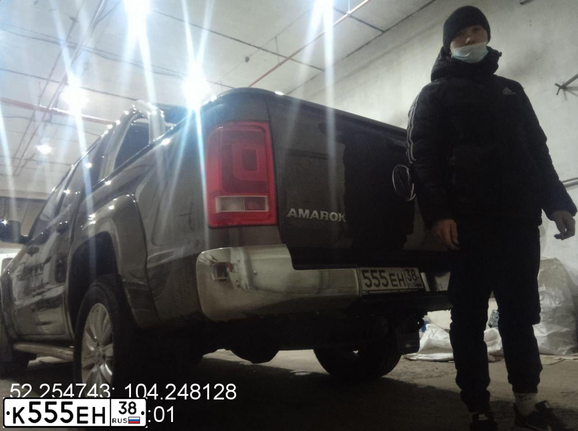 Фото автомобиля VOLKSWAGEN AMAROK, 2010 — госномер Х555АМ38. Цвет: Коричневый