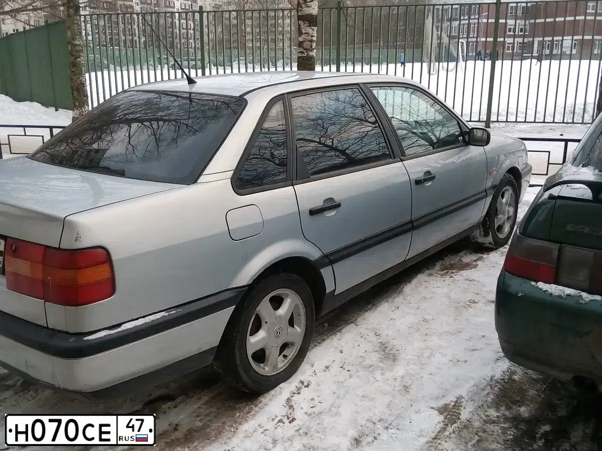 Фото автомобиля VOLKSWAGEN PASSAT, 1994 — госномер Н070СЕ47. Цвет: СЕРЫЙ