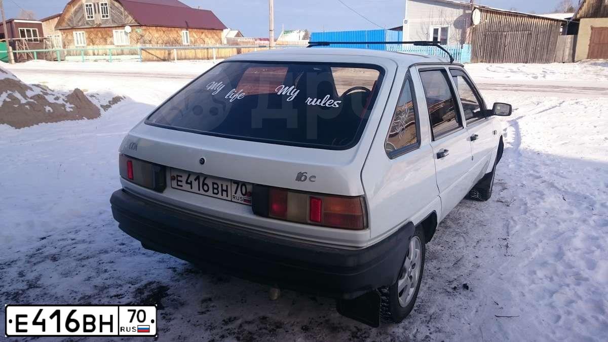 Фото автомобиля IZH 2126, 2004 — госномер Е416ВН70. Цвет: Белый