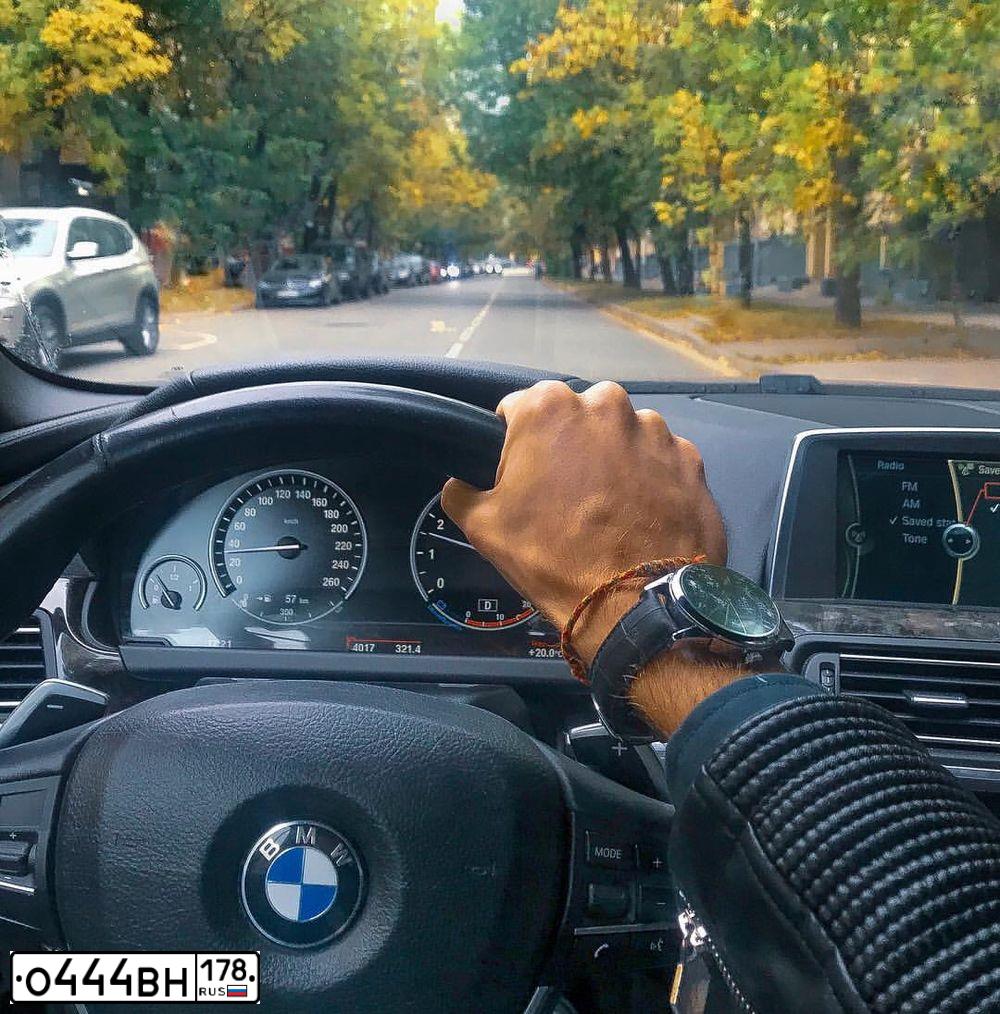 Фото автомобиля BMW SERIE 5, 2013 — госномер В102НС147. Цвет: Коричневый