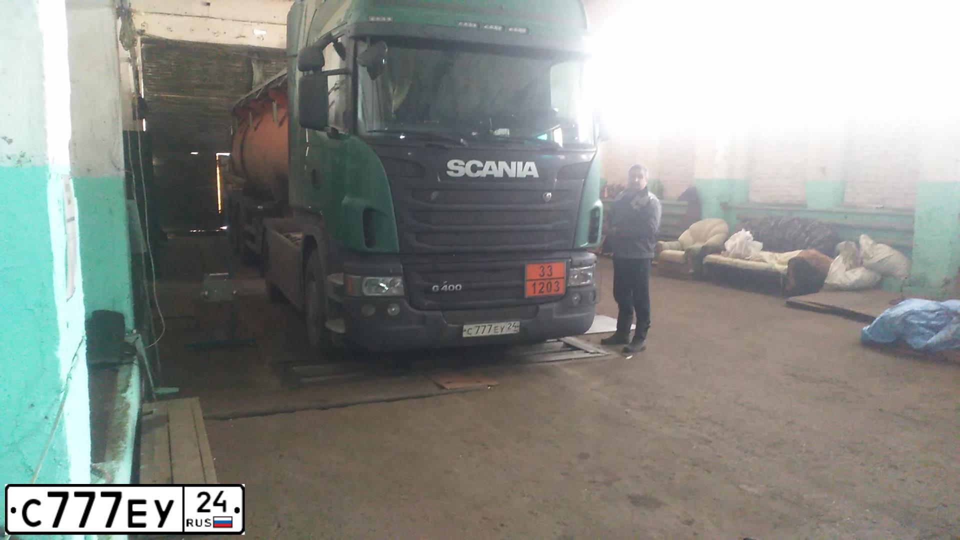 Фото автомобиля SCANIA SERIE G /4X2/, 2013 — госномер С777ЕУ24. Цвет: ЗЕЛЕНЫЙ
