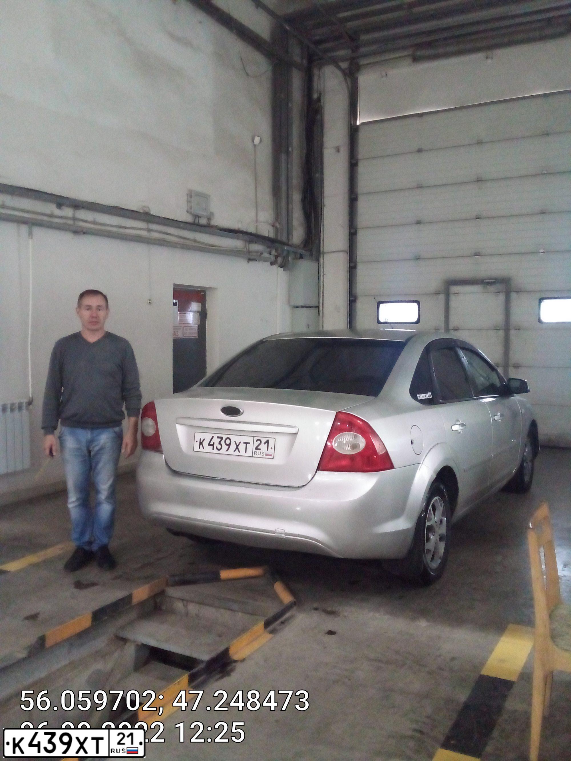 Фото автомобиля FORD FOCUS, 2007 — госномер Р555НН52. Цвет: СВЕТЛО-СЕРЫЙ