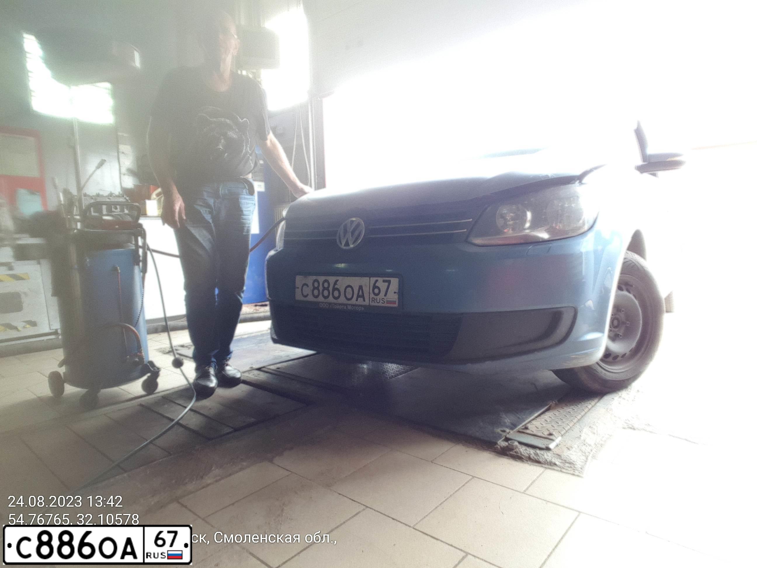 Фото автомобиля VOLKSWAGEN TOURAN, 2012 — госномер С886ОА67. Цвет: голубой