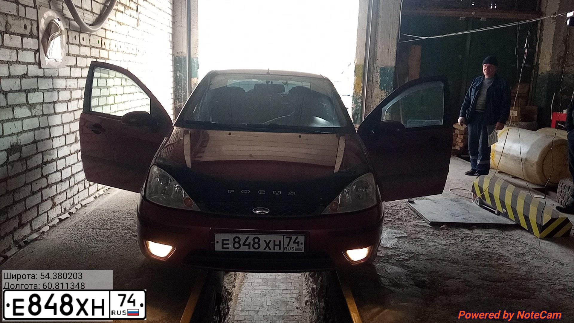 Фото автомобиля FORD FOCUS, 2003 — госномер Е848ХН74. Цвет: ВИШНЕВЫЙ
