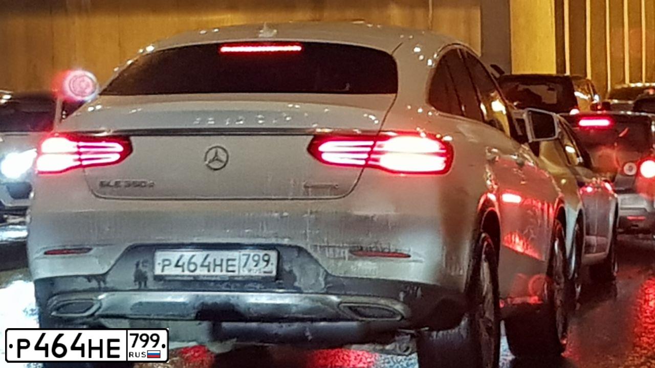 Фото автомобиля MERCEDES GLE-KLASSE, 2018 — госномер Р464НЕ799. Цвет: БЕЛЫЙ