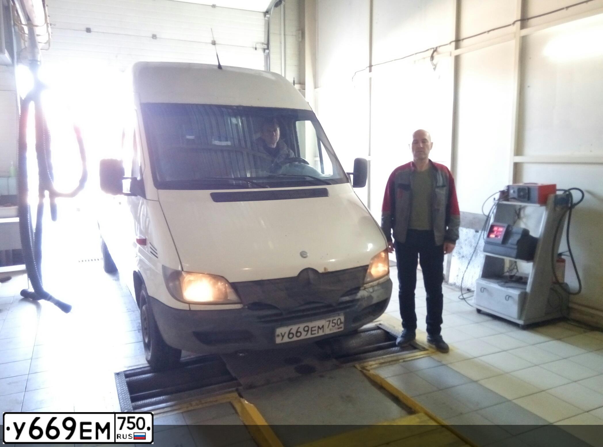 Фото автомобиля MERCEDES SPRINTER, 2003 — госномер У669ЕМ750. Цвет: Белый