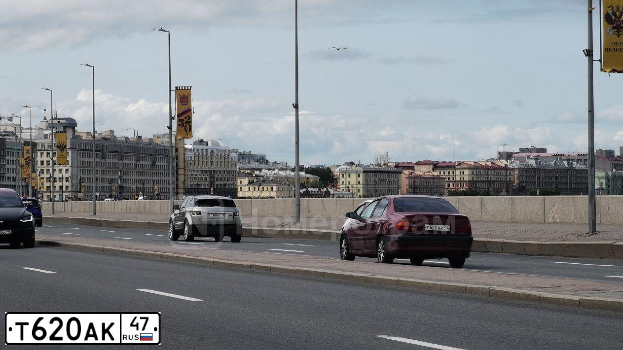 Фото автомобиля TOYOTA AVENSIS, 1999 — госномер Е820СР147. Цвет: МАЛИНОВЫЙ
