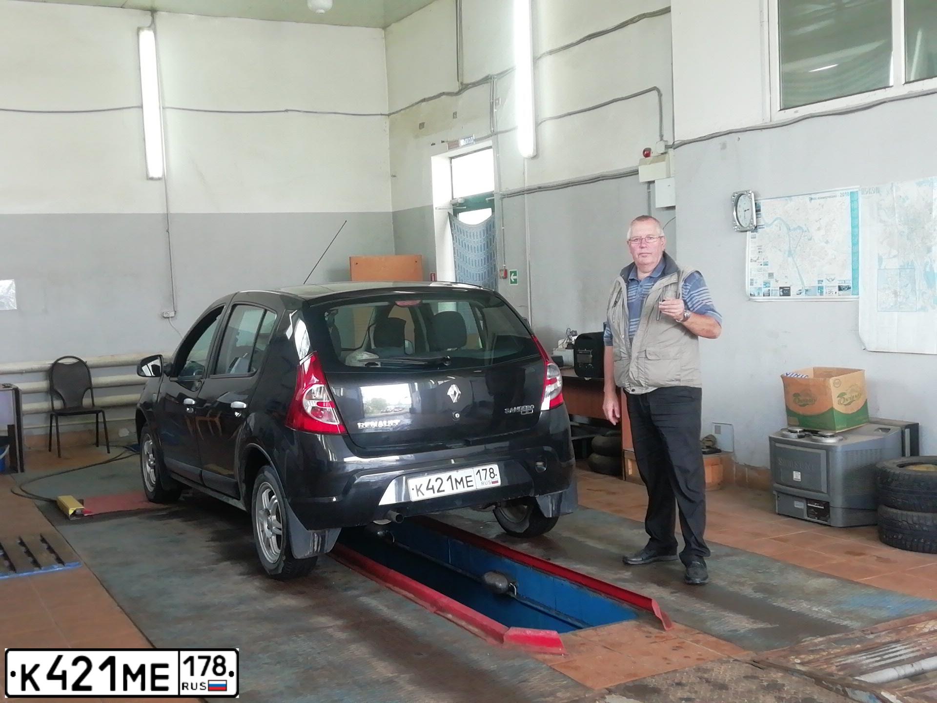 Фото автомобиля RENAULT SANDERO, 2011 — госномер М596СМ60. Цвет: ЧЕРНЫЙ