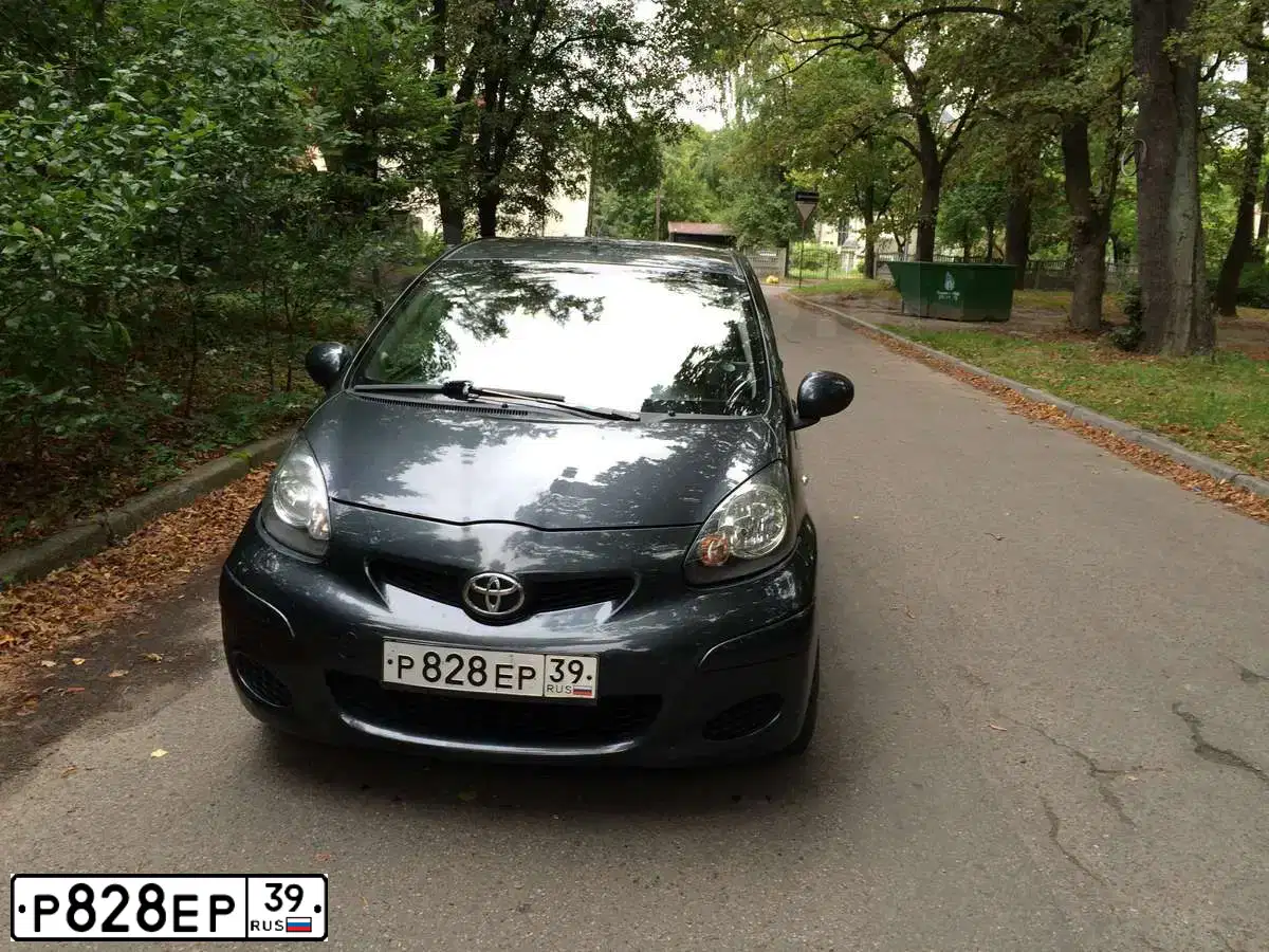 Фото автомобиля TOYOTA AYGO, 2009 — госномер Р201КХ39. Цвет: ТЕМНО-СЕРЫЙ