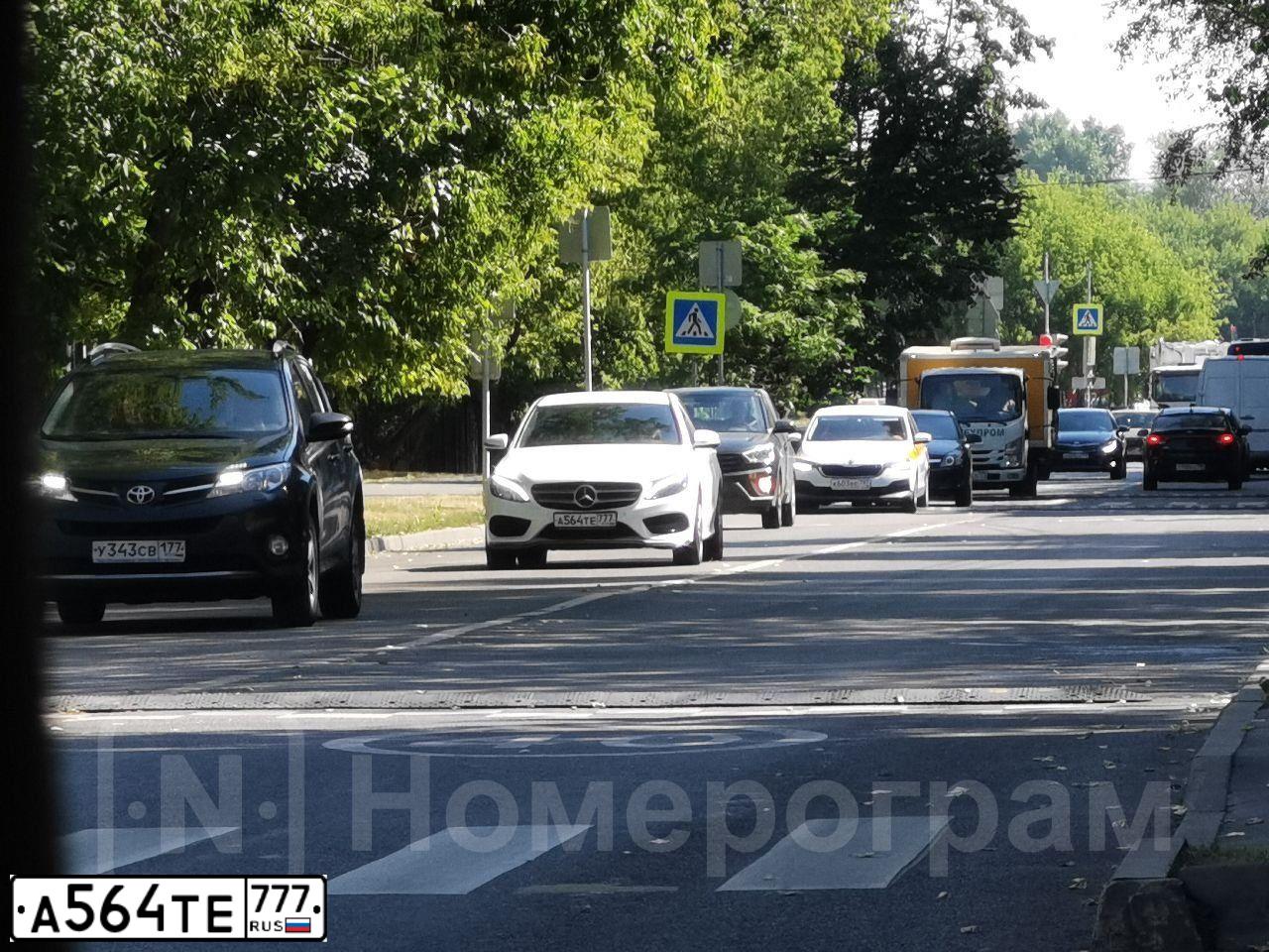 Фото автомобиля MERCEDES C-KLASSE, 2016 — госномер А564ТЕ777. Цвет: БЕЛЫЙ