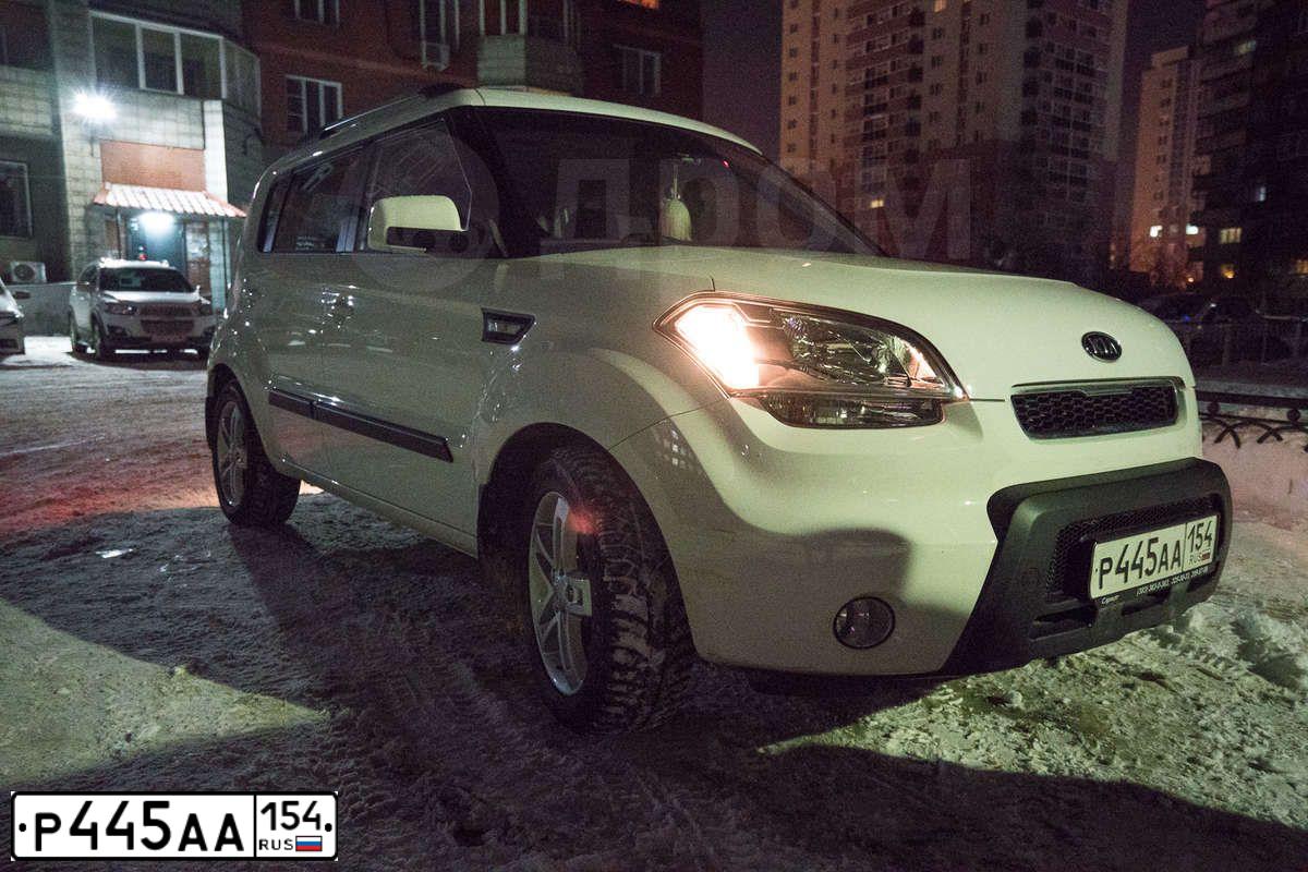 Фото автомобиля KIA SOUL, 2011 — госномер Р445АА154. Цвет: БЕЛЫЙ