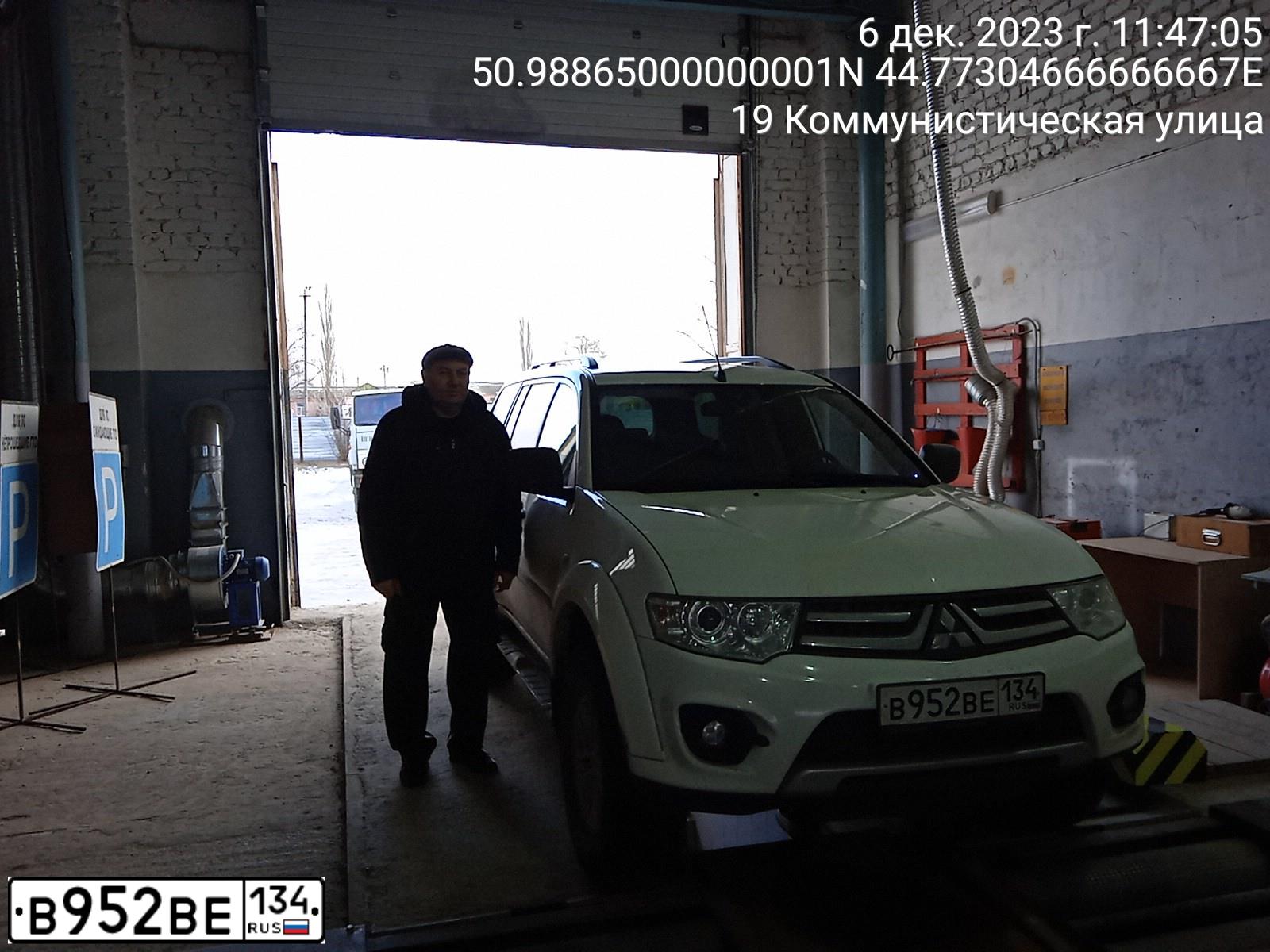 Фото автомобиля MITSUBISHI PAJERO SPORT, 2014 — госномер В952ВЕ134. Цвет: БЕЛЫЙ