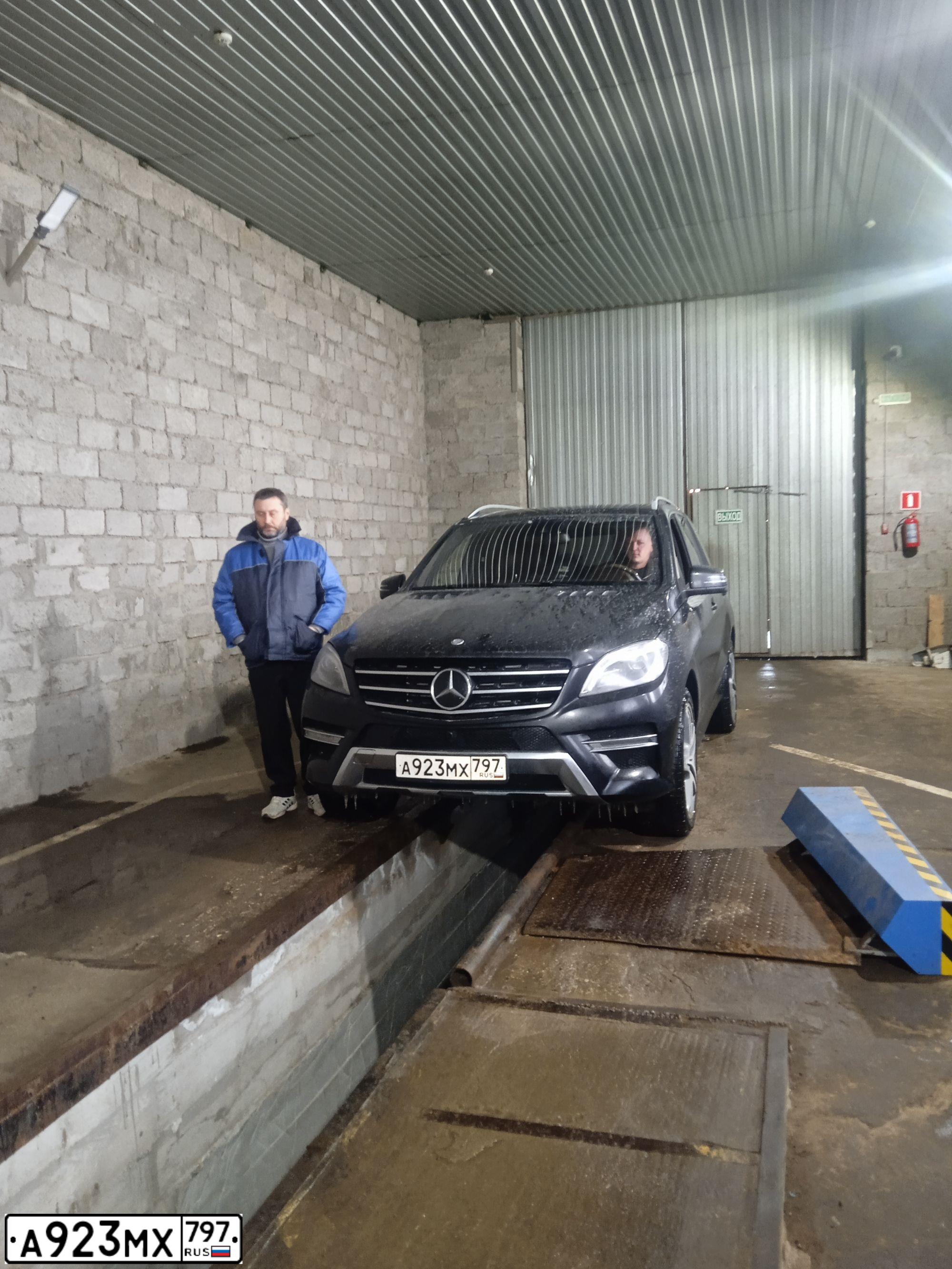 Фото автомобиля MERCEDES M-KLASSE, 2011 — госномер К110ОР790. Цвет: ЧЕРНЫЙ