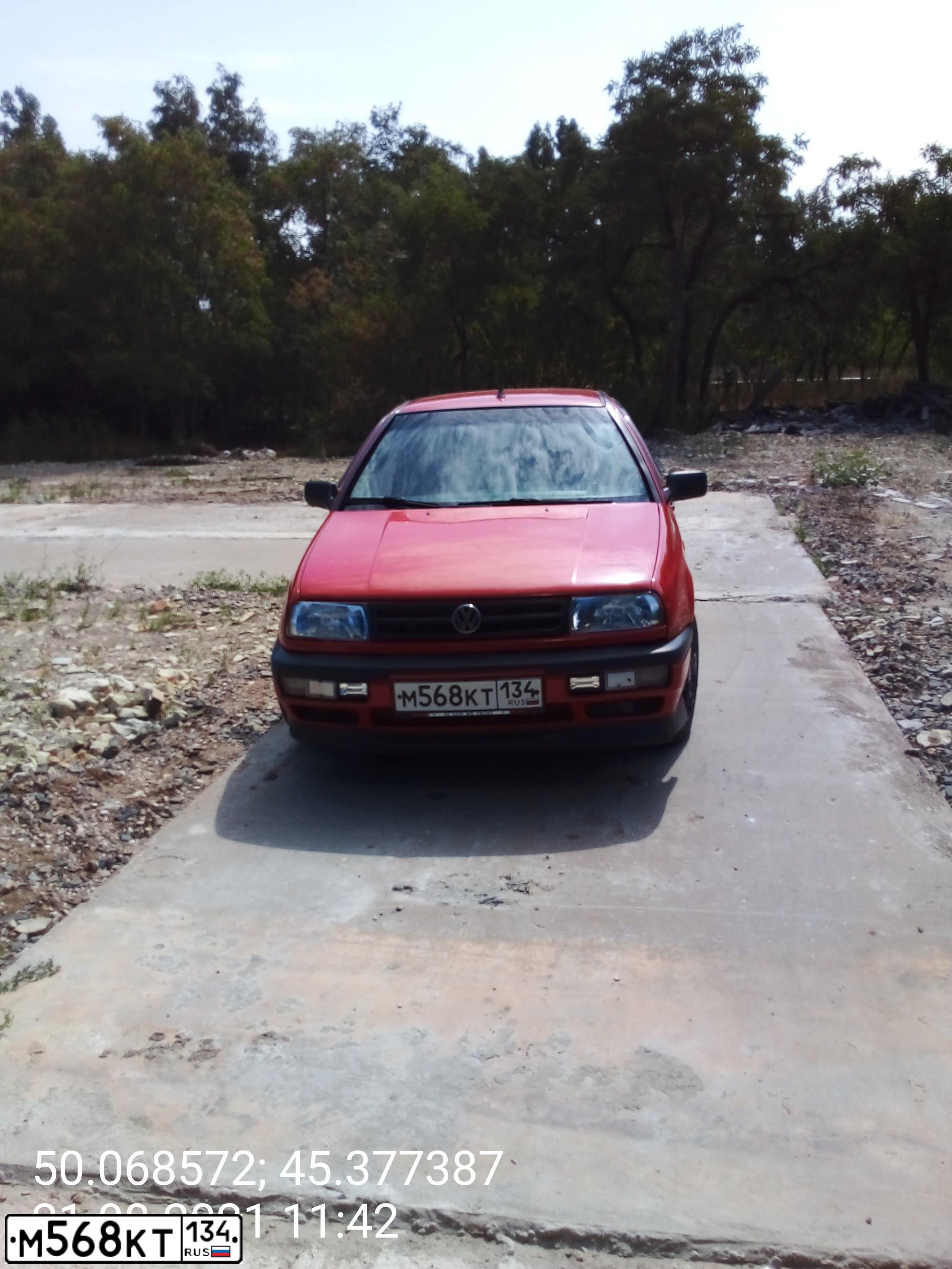 Фото автомобиля VOLKSWAGEN VENTO, 1993 — госномер М568КТ134. Цвет: Красный