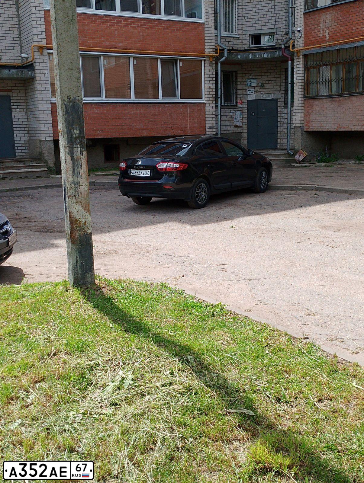 Фото автомобиля RENAULT FLUENCE, 2014 — госномер А352АЕ67. Цвет: ЧЕРНЫЙ