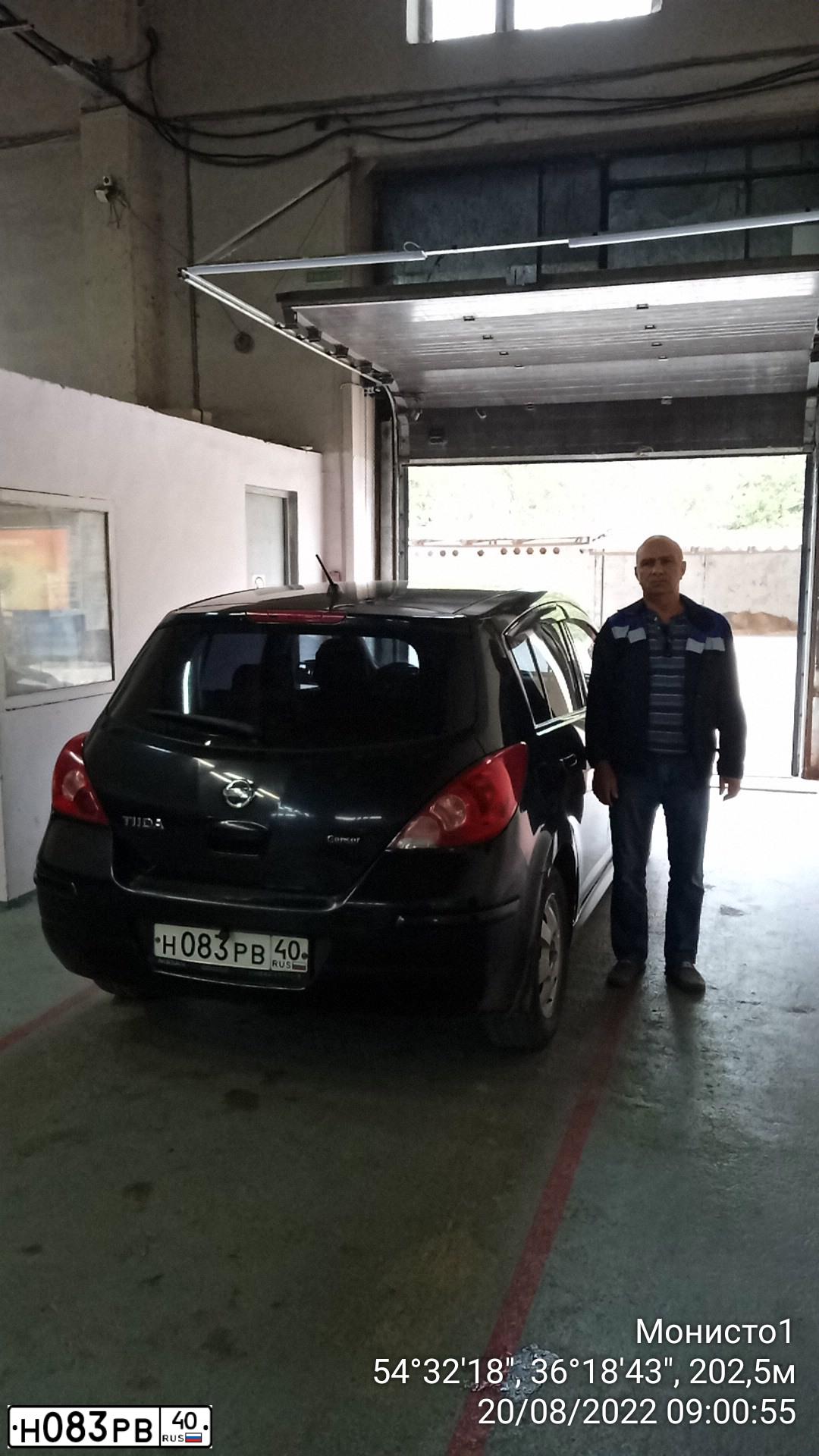 Фото автомобиля NISSAN TIIDA, 2010 — госномер М676АТ40. Цвет: ЧЕРНЫЙ
