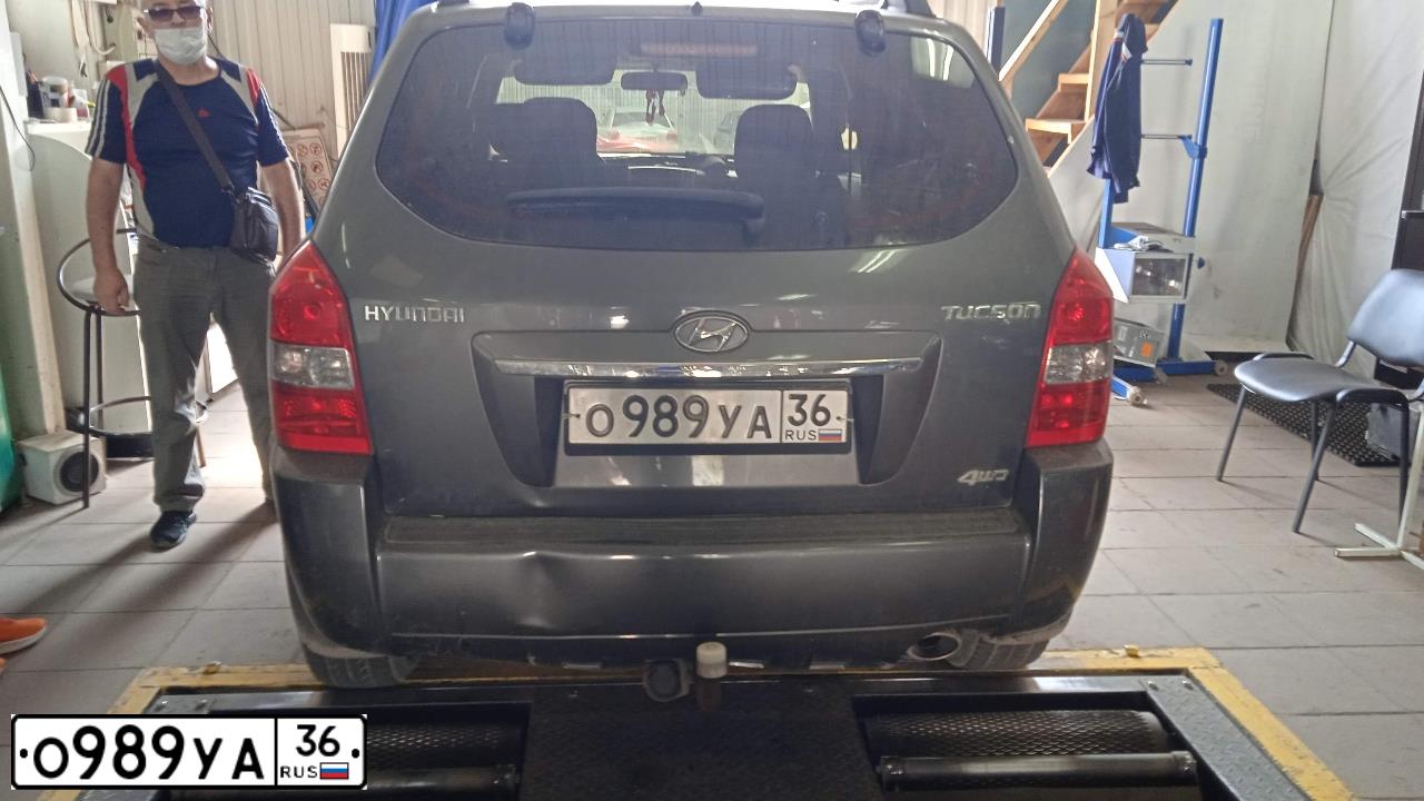 Фото автомобиля HYUNDAI TUCSON, 2008 — госномер О989УА36. Цвет: ТЕМНО-СЕРЫЙ