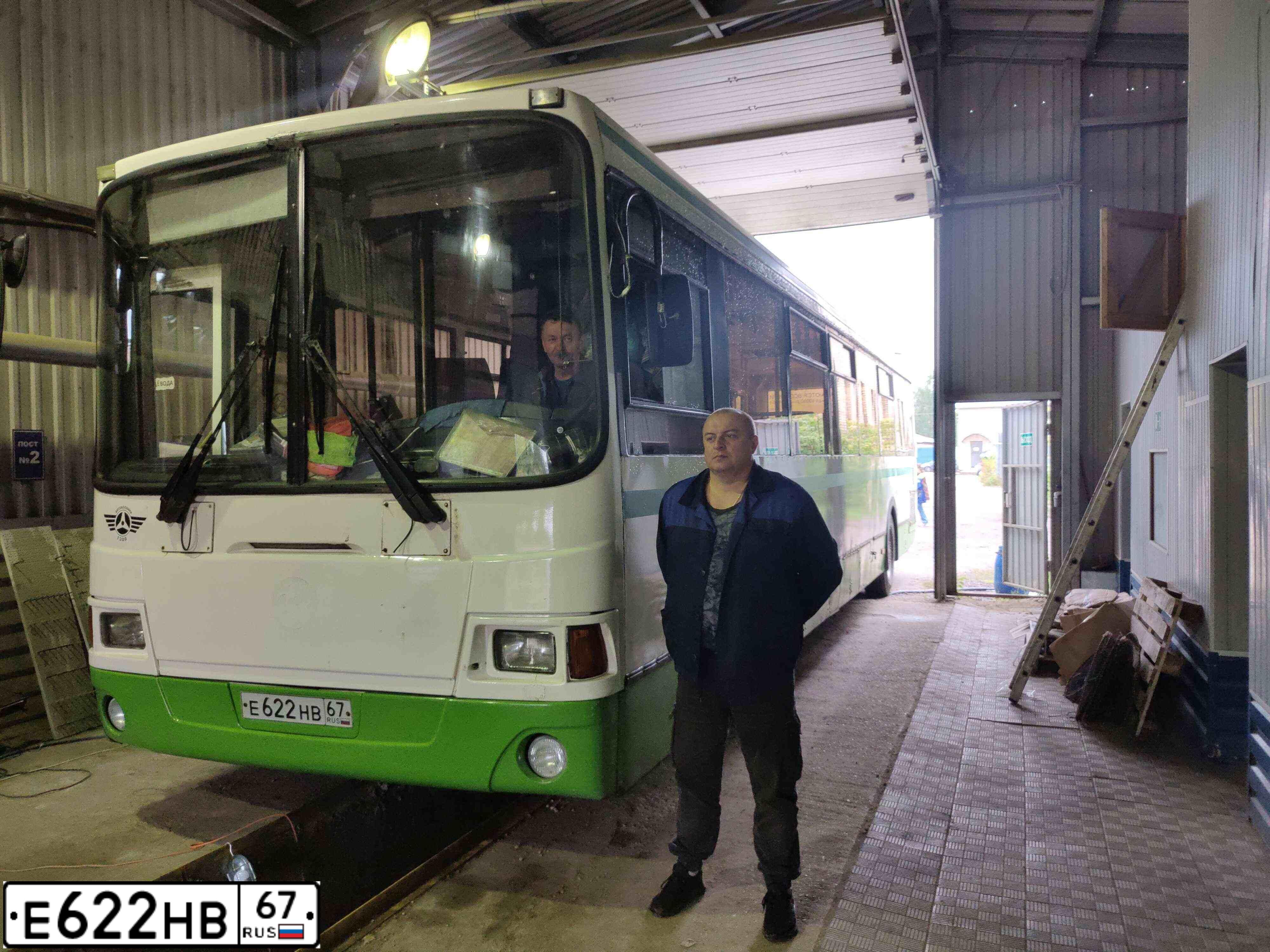 Фото автомобиля LIAZ 5256, 2010 — госномер Е622НВ67. Цвет: Белый